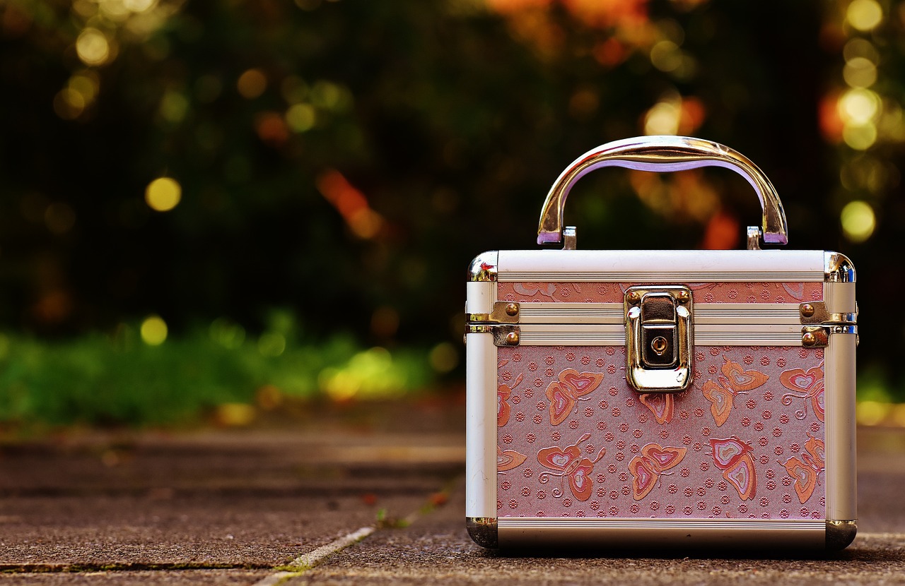 briefcase, pink, silver-1743518.jpg